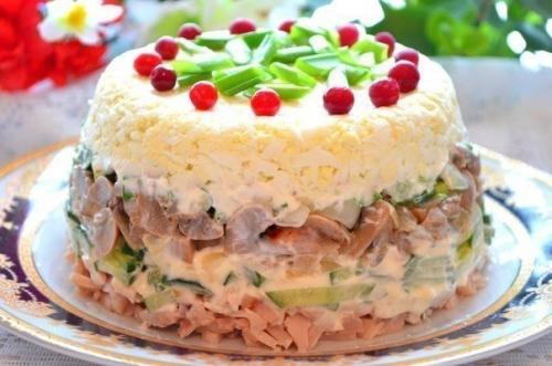 Куриный салат с яйцами и грибами. Куриный салат с яйцами и грибами.