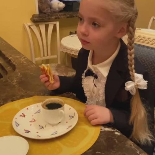 Милые первоклашки Максим Галкин с Аллой Борисовной отвели своих деток в первый класс! 03