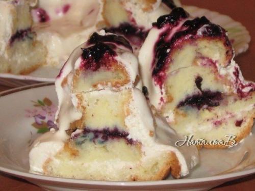 Торт Сакура - японский бисквит с творожно - сметанным кремом и черной смородиной.