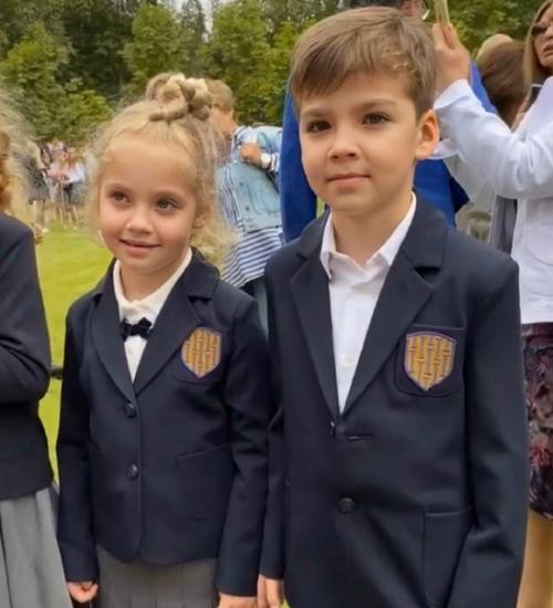 Милые первоклашки Максим Галкин с Аллой Борисовной отвели своих деток в первый класс! 02