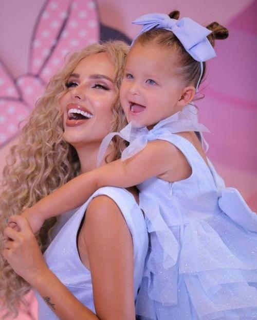 Певица Ханна объяснила, почему не исправляет косоглазие у 3-летней дочери. 05