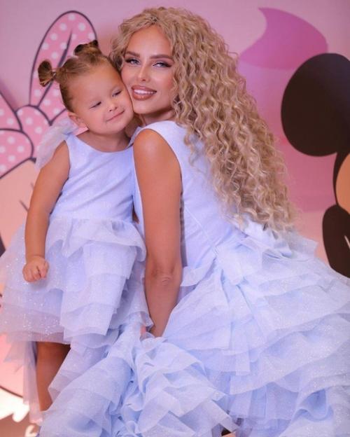 Певица Ханна объяснила, почему не исправляет косоглазие у 3-летней дочери. 01