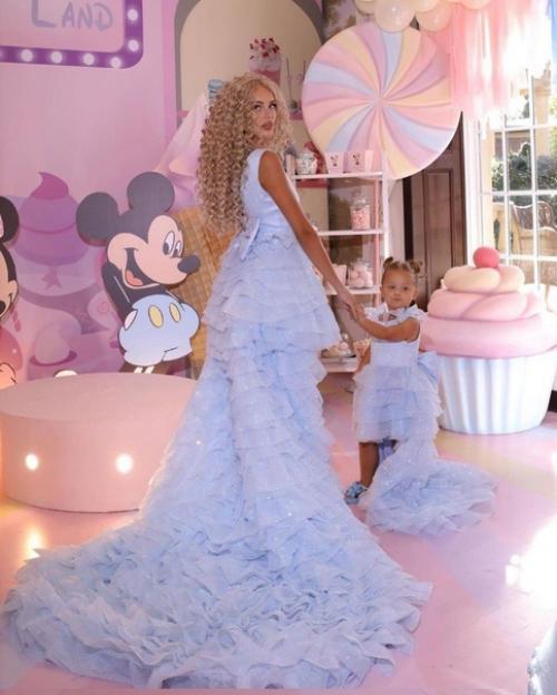 Певица Ханна объяснила, почему не исправляет косоглазие у 3-летней дочери. 04