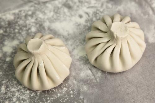 Хинкали принято считать чем-то сродни пельменям или мантам. 09 Хинкали принято считать чем-то сродни пельменям или мантам. 09