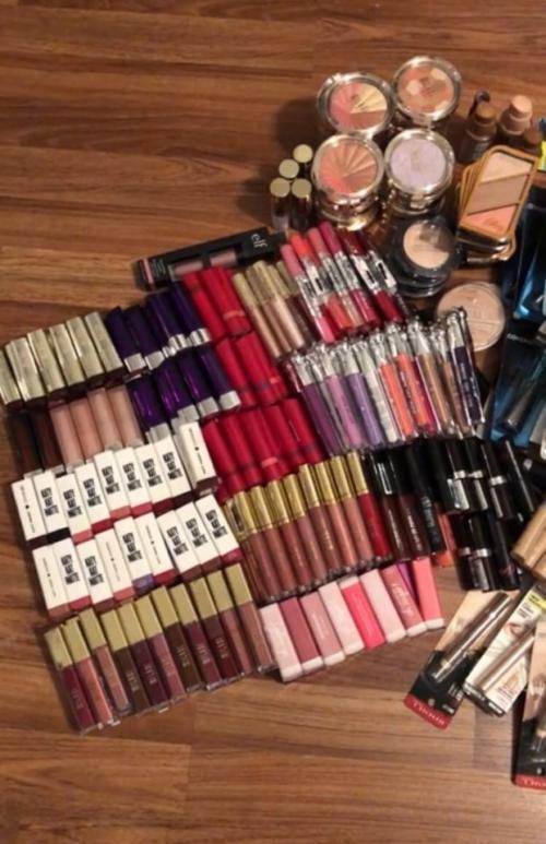 Весь этот косметос достался мне абсолютно бесплатно, а самое крутое это то, что у всего нормальные сроки годности, и я успею этим воспользоваться.