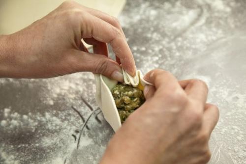 Хинкали принято считать чем-то сродни пельменям или мантам. 08 Хинкали принято считать чем-то сродни пельменям или мантам. 08