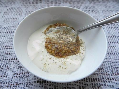 Салат с копченой колбасой и огурцами. 01