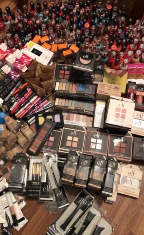 Весь этот косметос достался мне абсолютно бесплатно, а самое крутое это то, что у всего нормальные сроки годности, и я успею этим воспользоваться. 02