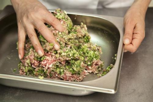 Хинкали принято считать чем-то сродни пельменям или мантам. 03 Хинкали принято считать чем-то сродни пельменям или мантам. 03