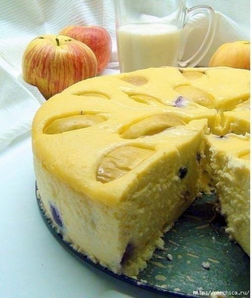 Воздушная творожная запеканка с черносливом и яблоками.