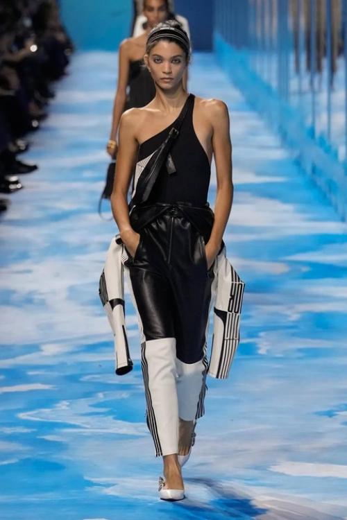 А вот и долгожданный показ Dior. 03