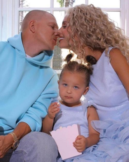 Певица Ханна объяснила, почему не исправляет косоглазие у 3-летней дочери. 02