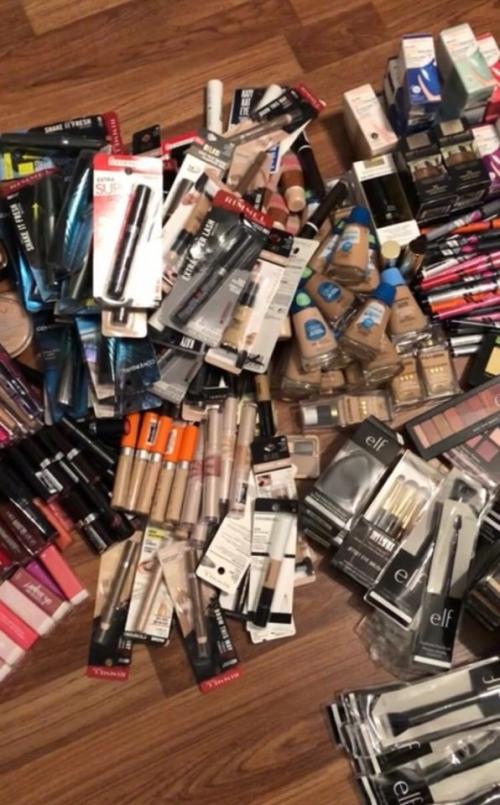 Весь этот косметос достался мне абсолютно бесплатно, а самое крутое это то, что у всего нормальные сроки годности, и я успею этим воспользоваться. 01