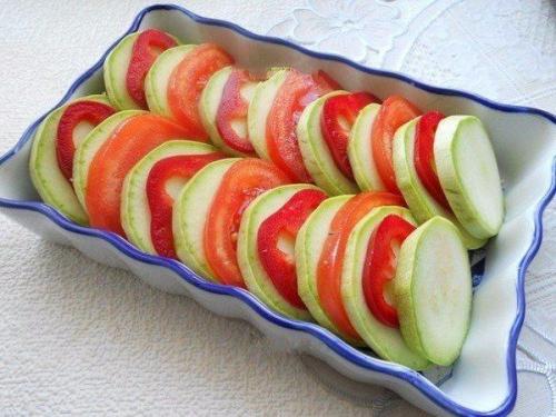 Я режу кружочками кабачки и помидоры, добавляю яйцо …. 03 Я режу кружочками кабачки и помидоры, добавляю яйцо …. 03