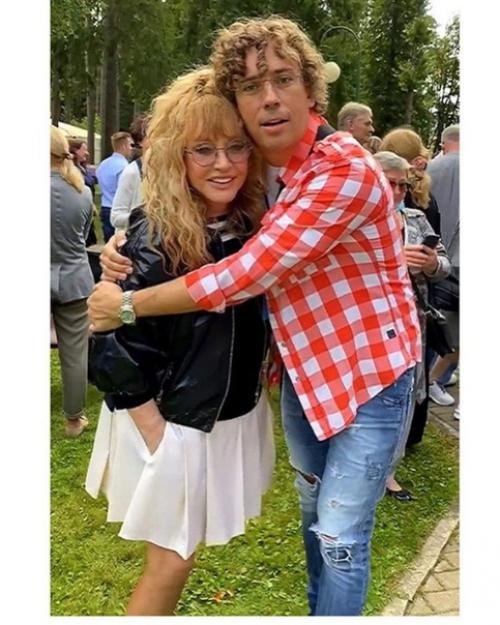 Милые первоклашки Максим Галкин с Аллой Борисовной отвели своих деток в первый класс! 04