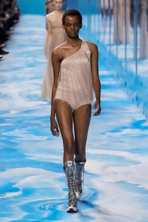 А вот и долгожданный показ Dior. 01