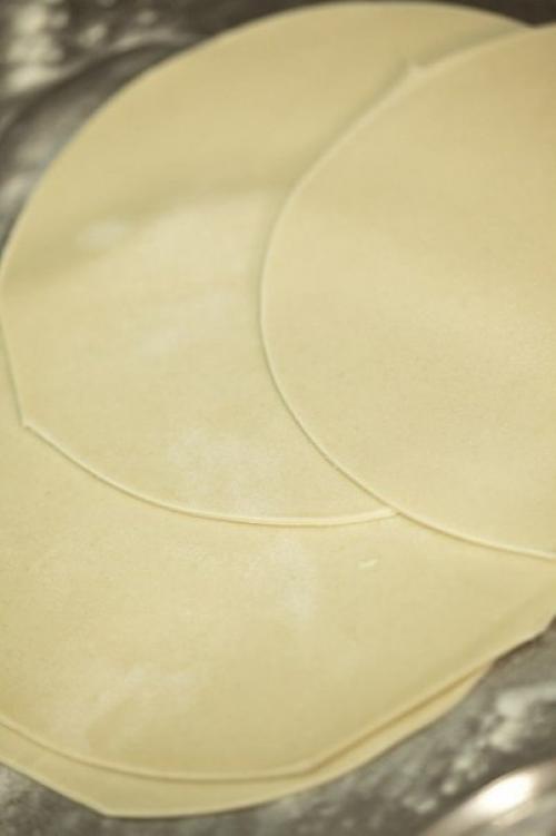 Хинкали принято считать чем-то сродни пельменям или мантам. 06 Хинкали принято считать чем-то сродни пельменям или мантам. 06