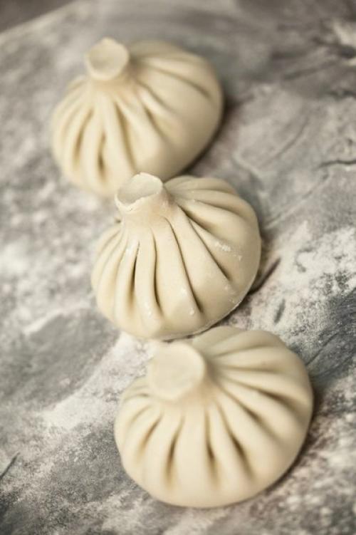 Хинкали принято считать чем-то сродни пельменям или мантам. Хинкали принято считать чем-то сродни пельменям или мантам.