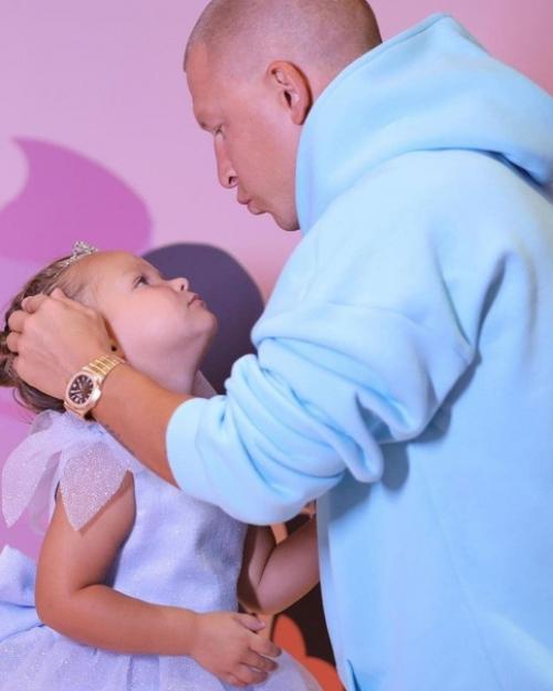 Певица Ханна объяснила, почему не исправляет косоглазие у 3-летней дочери. 03