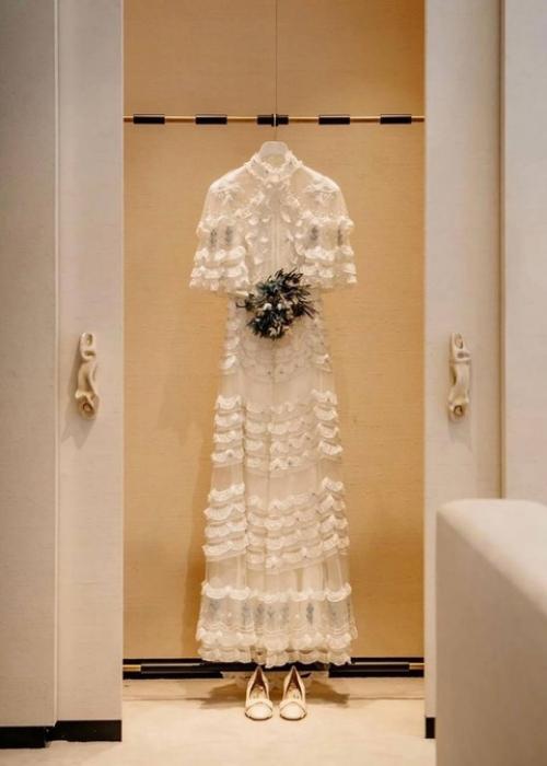 Супермодель Карен элсон в подвенечном наряде, который создал для нее Алессандро Микеле уже в ателье Valentino. 05