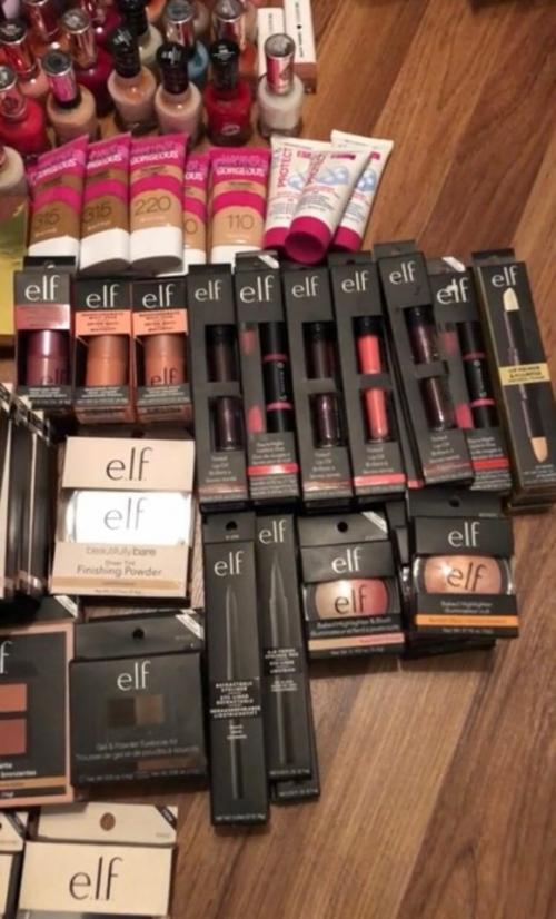 Весь этот косметос достался мне абсолютно бесплатно, а самое крутое это то, что у всего нормальные сроки годности, и я успею этим воспользоваться. 03