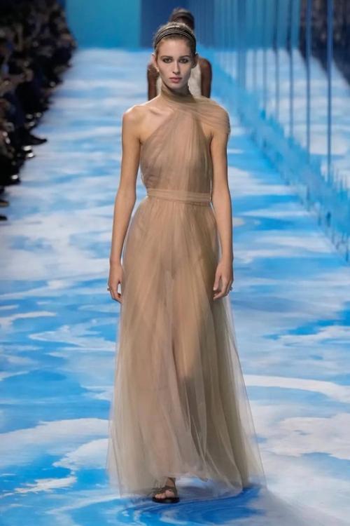 А вот и долгожданный показ Dior. 08