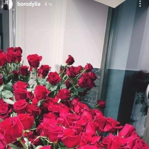 Забыла бывшего?  Ксению Бородину засняли в объятиях нового поклонника. 01