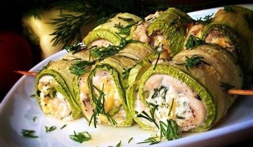 Сочные кабачковые рулеты с курицей и творогом. Сочные кабачковые рулеты с курицей и творогом.