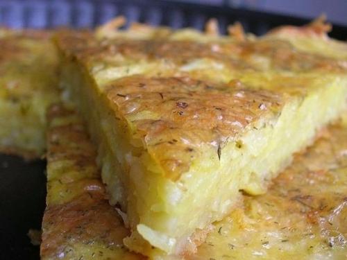 Она смешала натертый картофель с сыром и чесноком и отправила в духовку. 01 Она смешала натертый картофель с сыром и чесноком и отправила в духовку. 01