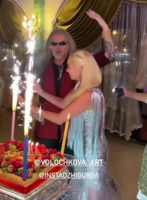 Рычащий джигурда и бледанс в платье школьницы. 02