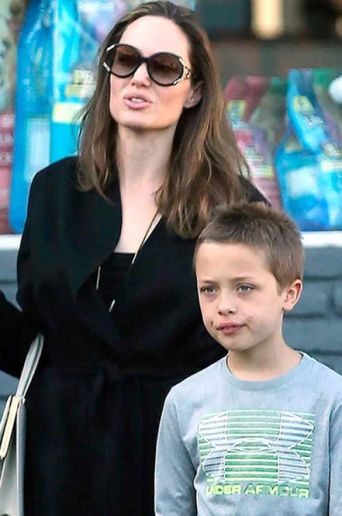 Анджелина джоли с сыном ноксом. 03