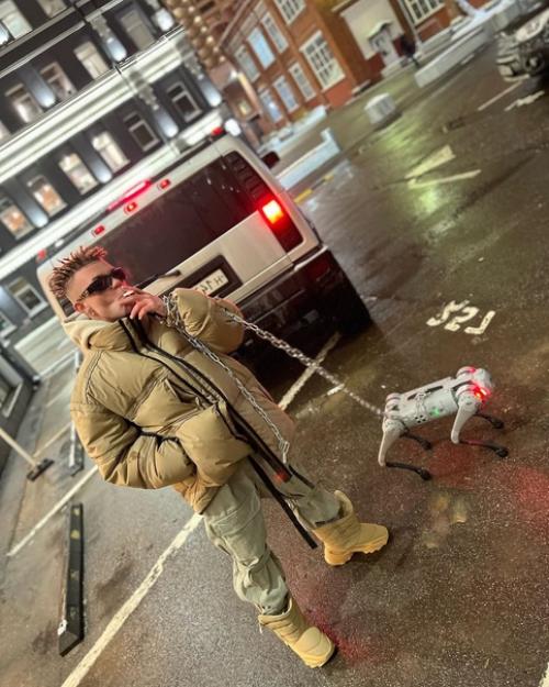 Элджей завел себе робота - собаку. 01