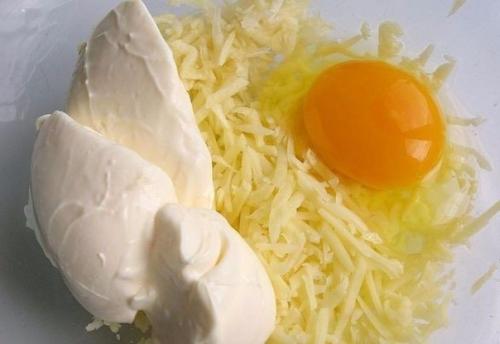 Она смешала натертый картофель с сыром и чесноком и отправила в духовку. 04 Она смешала натертый картофель с сыром и чесноком и отправила в духовку. 04
