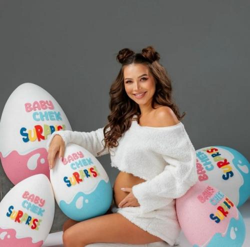 Адвокат лерчек подал заявление с просьбой вернуть ювелирные изделия и часы, которые были изъяты во время обыска. 02