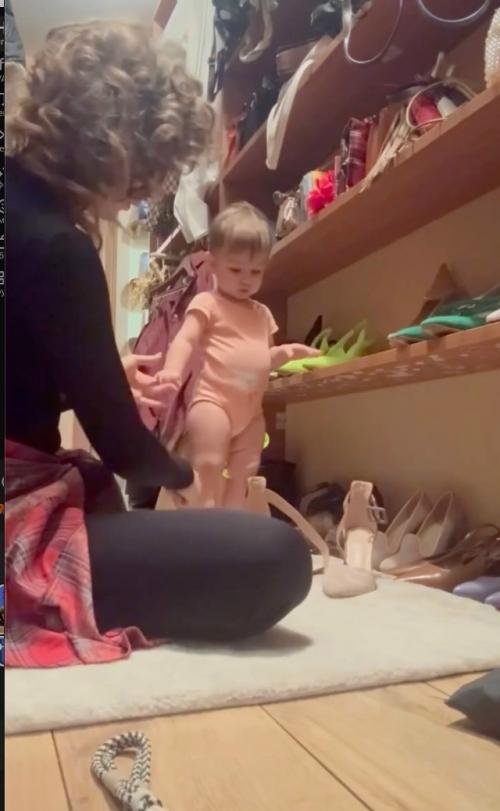 Лиза арзамасова показала подросшую дочь Лию. 

