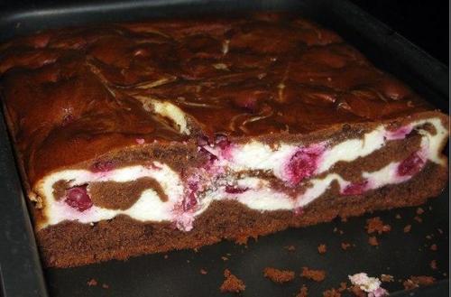 Брауни с творогом и вишней.