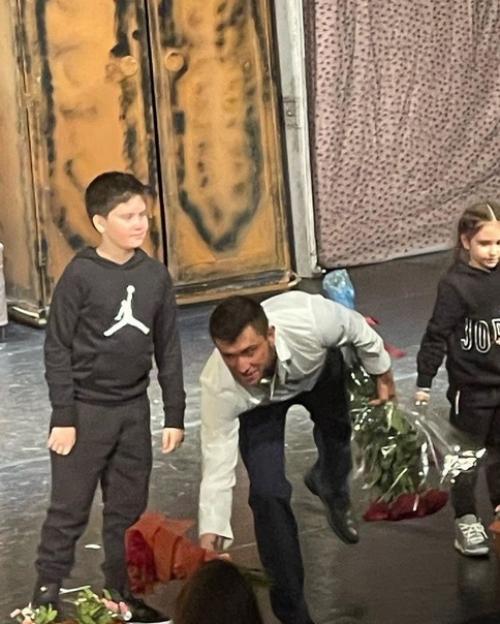 Мирослава Карпович за руку детей прилучного вместо муцениеце вывела. 01