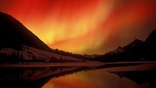 Помимо всем привычного северного сияния зеленоватых оттенков, существует сияние, именуемое красная Аврора, которое окрашено в красные тона.