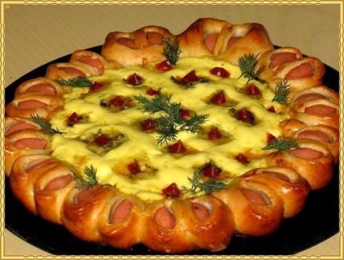 Праздничная нарядная пицца.