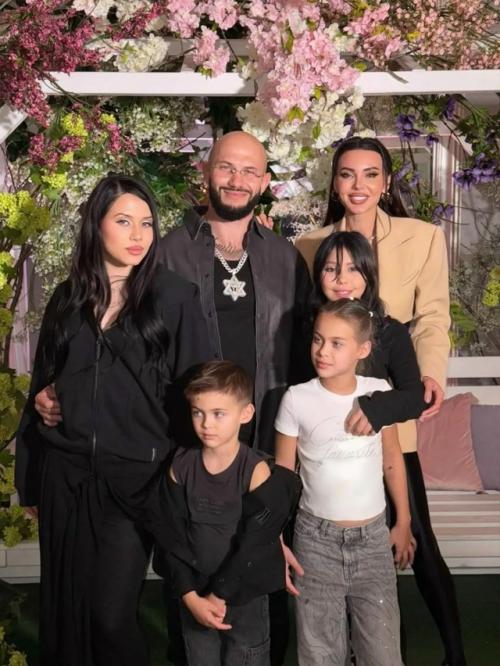 Развод самой обсуждаемой пары страны внезапно на паузу нажал. 01