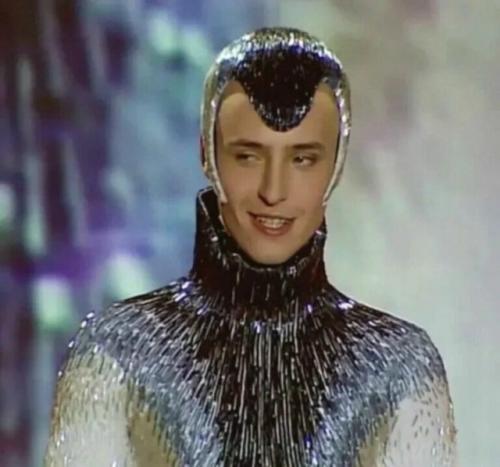 Витас взорвал сеть новым образом, фанаты не верят своим глазам. 02