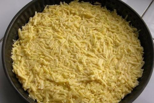 Она смешала натертый картофель с сыром и чесноком и отправила в духовку. 06 Она смешала натертый картофель с сыром и чесноком и отправила в духовку. 06