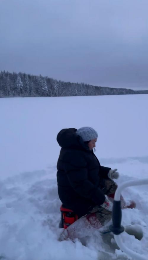 Лариса гузеева поздравляет с рождеством из заснеженной Карелии.

