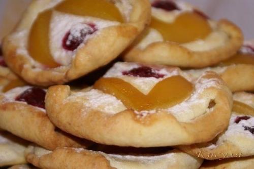 Творожное печенье - пирожное с фруктами.