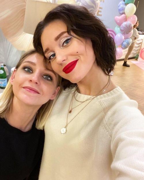 Это же надо, как сестра Кристины асмус на неё похожа! 04