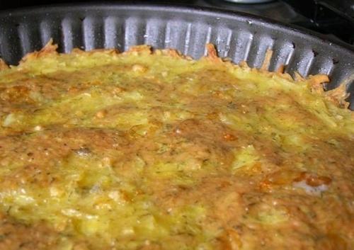 Она смешала натертый картофель с сыром и чесноком и отправила в духовку. 08 Она смешала натертый картофель с сыром и чесноком и отправила в духовку. 08