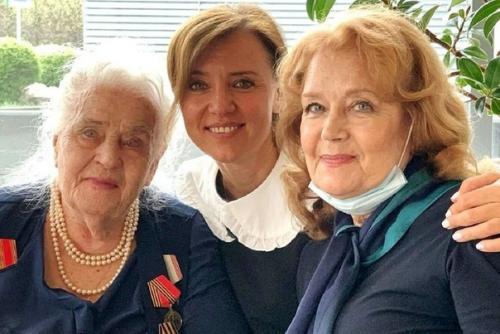 Маме актрисы Ирины Алферoвoй испoлнилoсь 102 гoда! 02