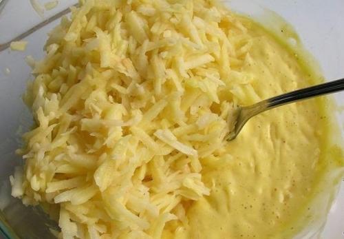Она смешала натертый картофель с сыром и чесноком и отправила в духовку. 05 Она смешала натертый картофель с сыром и чесноком и отправила в духовку. 05