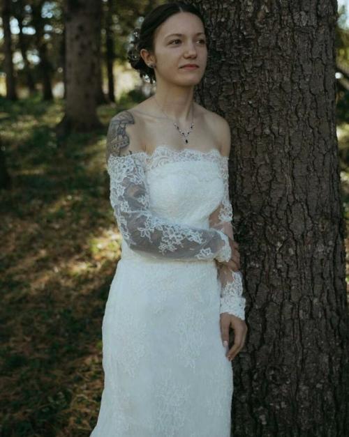 Мэдисон азеведо, 26-летняя невеста, взорвала интернет, опубликовав снимки со своей октябрьской свадьбы - полностью без макияжа.
