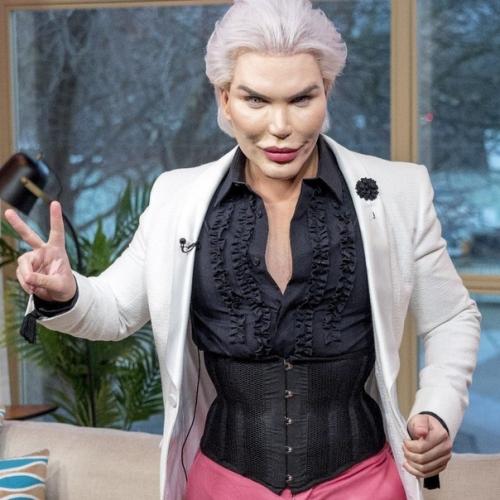 Родриго Алвес перенес порядка 70 операции, чтобы стать похожим на игрушечного Кена. 06